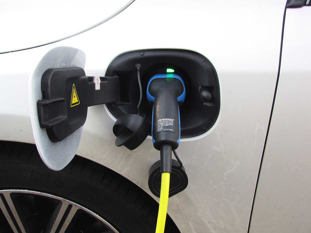 Ladestecker an einem Elektroauto